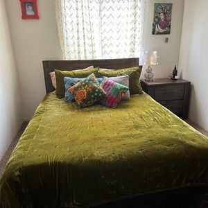 Opalhouse Tufted Green Velvet Quilt with 2 Shams